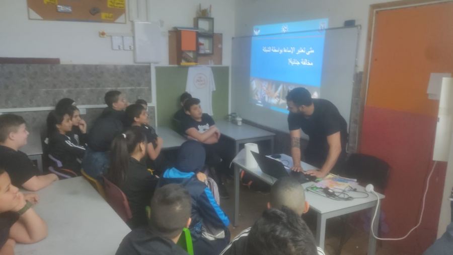 القدس : نشاط توعوي للشرطة في مدرسة المجد بمخيم شعفاط